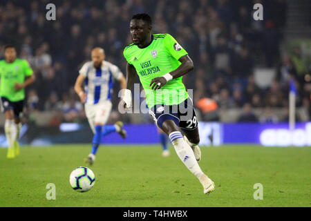 Brighton, UK. 16 Apr, 2019. Oumar Niasse von Cardiff City in Aktion. Premier League match, Brighton & Hove Albion v Cardiff City an der Amex Stadion in Brighton am Dienstag, 16. April 2019. Dieses Bild dürfen nur für redaktionelle Zwecke verwendet werden. Nur die redaktionelle Nutzung, eine Lizenz für die gewerbliche Nutzung erforderlich. Keine Verwendung in Wetten, Spiele oder einer einzelnen Verein/Liga/player Publikationen. pic von Steffan Bowen/Andrew Orchard sport Fotografie/Alamy Live news Credit: Andrew Orchard sport Fotografie/Alamy leben Nachrichten Stockfoto