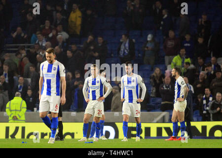 Brighton, UK. 16 Apr, 2019. Brighton Spieler sind niedergeschlagen an der Schlusspfiff. Premier League match, Brighton & Hove Albion v Cardiff City an der Amex Stadion in Brighton am Dienstag, 16. April 2019. Dieses Bild dürfen nur für redaktionelle Zwecke verwendet werden. Nur die redaktionelle Nutzung, eine Lizenz für die gewerbliche Nutzung erforderlich. Keine Verwendung in Wetten, Spiele oder einer einzelnen Verein/Liga/player Publikationen. pic von Steffan Bowen/Andrew Orchard sport Fotografie/Alamy Live news Credit: Andrew Orchard sport Fotografie/Alamy leben Nachrichten Stockfoto