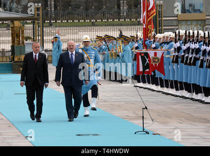 Ankara, Türkei. 16 Apr, 2019. Türkischen Präsidenten Recep Tayyip Erdogan (1. L, vorne) und belarussischen Präsidenten Alexander Lukaschenko (2.L, Vorderseite) Überprüfung der Ehrengarde während der Begrüßungszeremonie in Ankara, Türkei, am 16. April 2019. Credit: Mustafa Kaya/Xinhua/Alamy leben Nachrichten Stockfoto