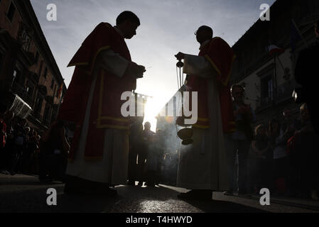 Madrid, Madrid, Spanien. 16 Apr, 2019. Büßer von "Cristo de Los Alabarderos ' Bruderschaft werden mit Weihrauch während des "Cristo de Los Alabarderos "Prozession in Madrid gesehen. Cristo de Los Alabarderos Prozession, auch als die Prozession der spanischen Royal Guard bekannt, statt auf den Heiligen Dienstag und Freitag in Madrid. Büßer eine Statue von Jesus Christus von 'De las Fuerzas Armadas' Kirche zu 'echten' Palast im Zentrum von Madrid und am Karfreitag Büßer in umgekehrter März, dieses gefeiert hat seit 1753 und es ist eine der wichtigsten Prozessionen der Karwoche. Stockfoto