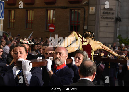 Madrid, Madrid, Spanien. 16 Apr, 2019. Büßer von "Cristo de Los Alabarderos ' Bruderschaft werden gesehen, eine Statue von Jesus Christus während des "Cristo de Los Alabarderos "Prozession in Madrid. Cristo de Los Alabarderos Prozession, auch als die Prozession der spanischen Royal Guard bekannt, statt auf den Heiligen Dienstag und Freitag in Madrid. Büßer eine Statue von Jesus Christus von 'De las Fuerzas Armadas' Kirche zu 'echten' Palast im Zentrum von Madrid und am Karfreitag Büßer in umgekehrter März, dieses gefeiert hat seit 1753 und es ist eine der wichtigsten Processio, Stockfoto