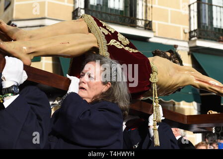 Madrid, Madrid, Spanien. 16 Apr, 2019. Büßer von "Cristo de Los Alabarderos ' Bruderschaft werden gesehen, eine Statue von Jesus Christus während des "Cristo de Los Alabarderos "Prozession in Madrid. Cristo de Los Alabarderos Prozession, auch als die Prozession der spanischen Royal Guard bekannt, statt auf den Heiligen Dienstag und Freitag in Madrid. Büßer eine Statue von Jesus Christus von 'De las Fuerzas Armadas' Kirche zu 'echten' Palast im Zentrum von Madrid und am Karfreitag Büßer in umgekehrter März, dieses gefeiert hat seit 1753 und es ist eine der wichtigsten Processio, Stockfoto