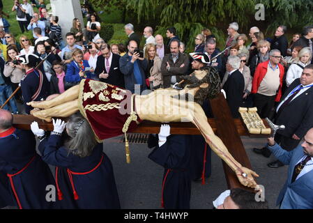 Madrid, Madrid, Spanien. 16 Apr, 2019. Büßer von "Cristo de Los Alabarderos ' Bruderschaft werden gesehen, eine Statue von Jesus Christus während des "Cristo de Los Alabarderos "Prozession in Madrid. Cristo de Los Alabarderos Prozession, auch als die Prozession der spanischen Royal Guard bekannt, statt auf den Heiligen Dienstag und Freitag in Madrid. Büßer eine Statue von Jesus Christus von 'De las Fuerzas Armadas' Kirche zu 'echten' Palast im Zentrum von Madrid und am Karfreitag Büßer in umgekehrter März, dieses gefeiert hat seit 1753 und es ist eine der wichtigsten Processio, Stockfoto