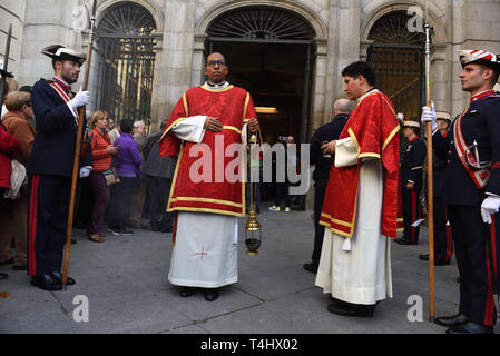 Madrid, Madrid, Spanien. 16 Apr, 2019. Büßer von "Cristo de Los Alabarderos ' Bruderschaft sind während der "Cristo de Los Alabarderos "Prozession in Madrid gesehen. Cristo de Los Alabarderos Prozession, auch als die Prozession der spanischen Royal Guard bekannt, statt auf den Heiligen Dienstag und Freitag in Madrid. Büßer eine Statue von Jesus Christus von 'De las Fuerzas Armadas' Kirche zu 'echten' Palast im Zentrum von Madrid und am Karfreitag Büßer in umgekehrter März, dieses gefeiert hat seit 1753 und es ist eine der wichtigsten Prozessionen der Karwoche in Madrid. (Cr Stockfoto