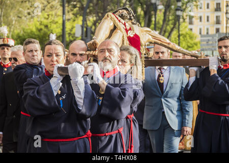 Madrid, Madrid, Spanien. 16 Apr, 2019. Büßer gesehen werden, eine Statue von Jesus Christus während in Madrid. Heilige Woche feiern in Madrid, die Übertragung einer Statue von Jesus Christus von der Kathedrale der bewaffneten Kräfte, die auf den königlichen Palast von Madrid während der Prozession begonnen. Credit: Alberto Sibaja/SOPA Images/ZUMA Draht/Alamy leben Nachrichten Stockfoto