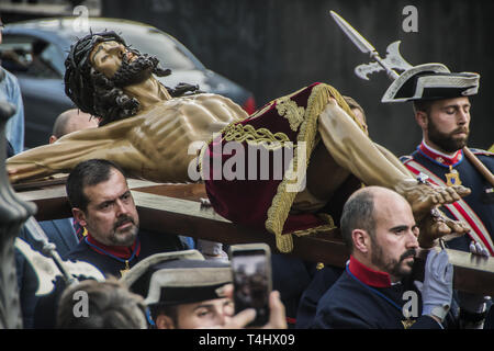 Madrid, Madrid, Spanien. 16 Apr, 2019. Büßer gesehen werden, eine Statue von Jesus Christus während in Madrid. Heilige Woche feiern in Madrid, die Übertragung einer Statue von Jesus Christus von der Kathedrale der bewaffneten Kräfte, die auf den königlichen Palast von Madrid während der Prozession begonnen. Credit: Alberto Sibaja/SOPA Images/ZUMA Draht/Alamy leben Nachrichten Stockfoto