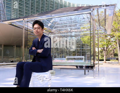 Tokio, Japan. 16 Apr, 2019. Japanische Designer Tokujin Yoshioka zeigt ein Glas japanisches Teehaus "Kou - eine "am Grund des National Art Center in Tokio auf einer Pressekonferenz am Dienstag, 16. April 2019. Das Teehaus, das erste im Jahr 2015 gebaut wurde und bisher in Kyoto wird von April 17 bis Mai 10 angezeigt werden. Credit: Yoshio Tsunoda/LBA/Alamy leben Nachrichten Stockfoto