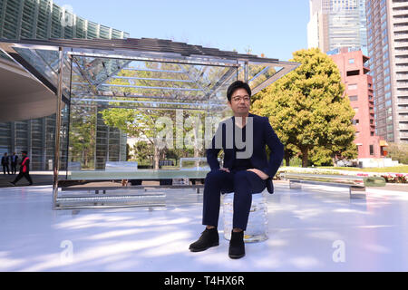 Tokio, Japan. 16 Apr, 2019. Japanische Designer Tokujin Yoshioka zeigt ein Glas japanisches Teehaus "Kou - eine "am Grund des National Art Center in Tokio auf einer Pressekonferenz am Dienstag, 16. April 2019. Das Teehaus, das erste im Jahr 2015 gebaut wurde und bisher in Kyoto wird von April 17 bis Mai 10 angezeigt werden. Credit: Yoshio Tsunoda/LBA/Alamy leben Nachrichten Stockfoto