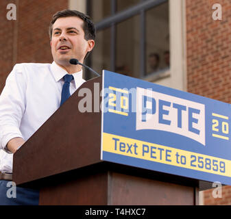 Des Moines, Iowa, USA. 16 Apr, 2019. Bürgermeister von South Bend, Indiana, PETE BUTTIGIEG, hält eine Kundgebung am Franklin Junior High School auf seiner ersten Reise nach Iowa als Präsidentschaftskandidaten. Credit: Brian Cahn/ZUMA Draht/Alamy leben Nachrichten Stockfoto