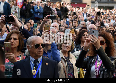 Treu zu sehen sind die Bilder, die während der "Cristo de Los Alabarderos "Prozession in Madrid. Cristo de Los Alabarderos Prozession, auch als die Prozession der spanischen Royal Guard bekannt, statt auf den Heiligen Dienstag und Freitag in Madrid. Büßer eine Statue von Jesus Christus von 'De las Fuerzas Armadas' Kirche zu 'echten' Palast im Zentrum von Madrid und am Karfreitag Büßer in umgekehrter März, dieses gefeiert hat seit 1753 und es ist eine der wichtigsten Prozessionen der Karwoche in Madrid. Stockfoto