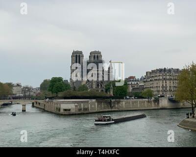 Paris. 16 Apr, 2019. Foto aufgenommen am 16. April 2019 zeigt die beschädigten Kathedrale Notre Dame nach einem Feuer in Paris, Frankreich. Der französische Präsident Emmanuel längestrich am Dienstag gelobte Kathedrale Notre Dame, die durch einen Brand am Montag abend verwüstet, innerhalb von fünf Jahren wieder aufzubauen, in der die französische United zu bleiben. In der frühen Montag Abend, brach ein Feuer in der berühmten Kathedrale. Online footage zeigte dicker Rauch Wogenden von oben auf den Dom und die riesige Flammen zwischen seinen zwei Glockentürme engulfing der Turm und das gesamte Dach, die beide später zusammenbrach. Stockfoto