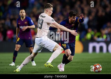 Barcelona, Spanien. 16 Apr, 2019. Barcelonas Lionel Messi (L) konkurriert mit dem Manchester United Scott McTominay während der UEFA Champions League Viertelfinale Rückspiel Fußball Match zwischen dem FC Barcelona und Manchester United in Barcelona, Spanien, am 16. April 2019. Barcelona gewann 3-0 und in das Halbfinale mit einem Gesamtscore von 4:0. Credit: Joan Gosa/Xinhua/Alamy leben Nachrichten Stockfoto