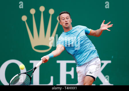 Roquebrune Cap Martin, Frankreich. 16 Apr, 2019. Philipp Kohlschreiber Deutschland hits eine Rückkehr während singles das zweite Match gegen Novak Djokovic aus Serbien an der Monte Carlo Rolex Masters Tennis Turnier in Roquebrune Cap Martin, Frankreich, 16. April 2019. Novak Djokovic gewann 2-1. Credit: Nicolas Marie/Xinhua/Alamy leben Nachrichten Stockfoto
