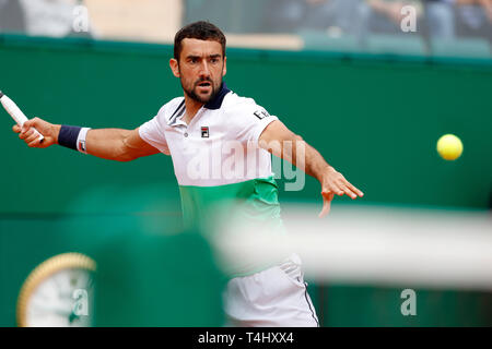Roquebrune Cap Martin, Frankreich. 16 Apr, 2019. Marin Cilic Kroatien hits eine Rückkehr während singles das zweite Match gegen Guido Pella von Argentinien an der Monte Carlo Rolex Masters Tennis Turnier in Roquebrune Cap Martin, Frankreich, 16. April 2019. Guido Pella gewann 2-1. Credit: Nicolas Marie/Xinhua/Alamy leben Nachrichten Stockfoto