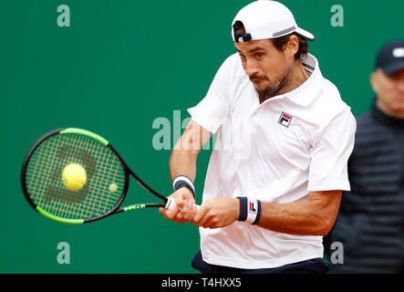Roquebrune Cap Martin, Frankreich. 16 Apr, 2019. Guido Pella von Argentinien hits eine Rückkehr während singles das zweite Match gegen Marin Cilic aus Kroatien bei der Monte-Carlo Rolex Masters Tennis Turnier in Roquebrune Cap Martin, Frankreich, 16. April 2019. Guido Pella gewann 2-1. Credit: Nicolas Marie/Xinhua/Alamy leben Nachrichten Stockfoto