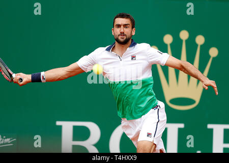 Roquebrune Cap Martin, Frankreich. 16 Apr, 2019. Marin Cilic Kroatien hits eine Rückkehr während singles das zweite Match gegen Guido Pella von Argentinien an der Monte Carlo Rolex Masters Tennis Turnier in Roquebrune Cap Martin, Frankreich, 16. April 2019. Guido Pella gewann 2-1. Credit: Nicolas Marie/Xinhua/Alamy leben Nachrichten Stockfoto
