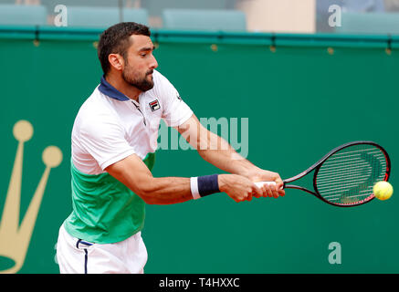 Roquebrune Cap Martin, Frankreich. 16 Apr, 2019. Marin Cilic Kroatien hits eine Rückkehr während singles das zweite Match gegen Guido Pella von Argentinien an der Monte Carlo Rolex Masters Tennis Turnier in Roquebrune Cap Martin, Frankreich, 16. April 2019. Guido Pella gewann 2-1. Credit: Nicolas Marie/Xinhua/Alamy leben Nachrichten Stockfoto