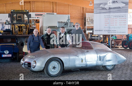 16 April 2019, Niedersachsen, Bockenem: Peter Starke (L-R), Reinhard Koch, Horst-Dieter Görg und Gerhard Rickert von der Hanomag Interessengemeinschaft e.V. arbeiten in ihrer Werkstatt auf die Rekonstruktion der Hanomag diesel aufnehmen. Tüftler aus Niedersachsen haben die revolutionären diesel Rennwagen der ehemaligen Firma Hanomag von 1939 kopiert. Das Auto mit Aluminiumgehäuse in Hannover entwickelt und gebaut wird als Meilenstein der Deutschen technologischen Geschichte betrachtet. Er stellte den Weltrekord mit seiner kleinen Dieselmotor im Jahr 1939 auf 165 Kilometer pro Stunde. Foto: Julian Stratenschulte/DP Stockfoto