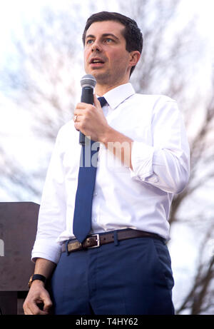 Des Moines, Iowa, USA. 16 Apr, 2019. Bürgermeister von South Bend, Indiana, PETE BUTTIGIEG, hält eine Kundgebung am Franklin Junior High School auf seiner ersten Reise nach Iowa als Präsidentschaftskandidaten. Credit: Brian Cahn/ZUMA Draht/Alamy leben Nachrichten Stockfoto