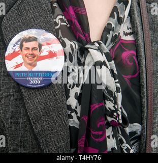 Des Moines, Iowa, USA. 16 Apr, 2019. Menschen versammeln sich Bürgermeister von South Bend, Indiana, PETE BUTTIGIEG, zu hören, der am Franklin Junior High School auf seiner ersten Reise nach Iowa als Präsidentschaftskandidaten. Credit: Brian Cahn/ZUMA Draht/Alamy leben Nachrichten Stockfoto