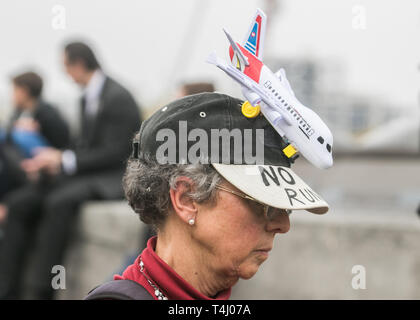 London, Großbritannien. 16 Apr, 2019. Aktivisten, die der Umwelt Gruppe Aussterben Rebellion block Waterloo Bridge an einem zweiten Tag der Proteste Verhaftungen mit Blick auf die von der Polizei, um das Bewusstsein über die Auswirkungen der globalen Erwärmung und der CO2-Emissionen auf dem Planeten Credit: Amer ghazzal/Alamy Leben Nachrichten zu erhöhen Stockfoto