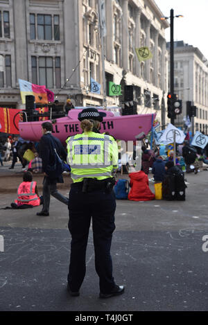 Oxford Circus, London, UK. 17 Apr, 2019. Aussterben Rebellion Klimawandel Demonstranten beginnen ihren dritten Tag. Quelle: Matthew Chattle/Alamy leben Nachrichten Stockfoto
