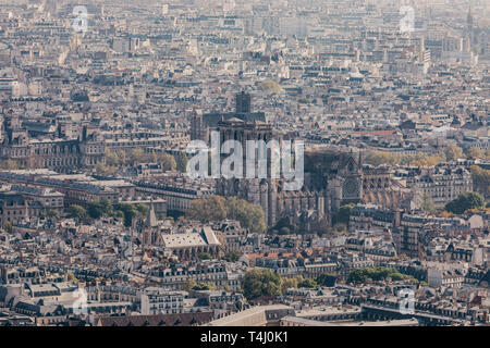 Paris, Frankreich. 17. Apr 2019. Ansicht der Pariser Kathedrale Notre-Dame von einer Aussichtsplattform. Das Feuer am Montag (15.04.2019) hatte die Kathedrale - ein wichtiges Wahrzeichen der französischen Hauptstadt und ein touristischer Magnet für Millionen von Menschen jedes Jahr besucht zerstört. Zur gleichen Zeit, das Feuer löste eine Welle der Hilfsbereitschaft. Foto: Marcel Kusch/dpa Quelle: dpa Picture alliance/Alamy leben Nachrichten Stockfoto