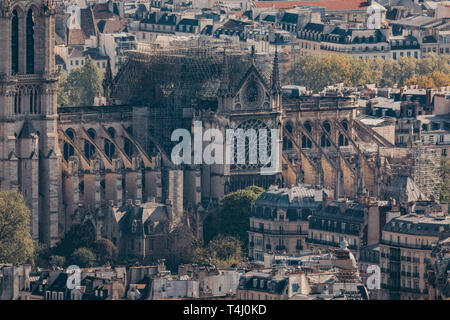 Paris, Frankreich. 17. Apr 2019. Ansicht der Pariser Kathedrale Notre-Dame von einer Aussichtsplattform. Das Feuer am Montag (15.04.2019) hatte die Kathedrale - ein wichtiges Wahrzeichen der französischen Hauptstadt und ein touristischer Magnet für Millionen von Menschen jedes Jahr besucht zerstört. Zur gleichen Zeit, das Feuer löste eine Welle der Hilfsbereitschaft. Foto: Marcel Kusch/dpa Quelle: dpa Picture alliance/Alamy leben Nachrichten Stockfoto