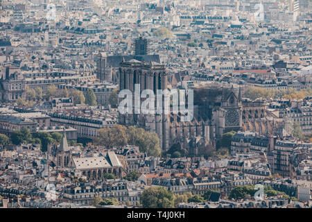 Paris, Frankreich. 17. Apr 2019. Ansicht der Pariser Kathedrale Notre-Dame von einer Aussichtsplattform. Das Feuer am Montag (15.04.2019) hatte die Kathedrale - ein wichtiges Wahrzeichen der französischen Hauptstadt und ein touristischer Magnet für Millionen von Menschen jedes Jahr besucht zerstört. Zur gleichen Zeit, das Feuer löste eine Welle der Hilfsbereitschaft. Foto: Marcel Kusch/dpa Quelle: dpa Picture alliance/Alamy leben Nachrichten Stockfoto