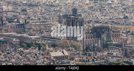 Paris, Frankreich. 17. Apr 2019. Ansicht der Pariser Kathedrale Notre-Dame von einer Aussichtsplattform. Das Feuer am Montag (15.04.2019) hatte die Kathedrale - ein wichtiges Wahrzeichen der französischen Hauptstadt und ein touristischer Magnet für Millionen von Menschen jedes Jahr besucht zerstört. Zur gleichen Zeit, das Feuer löste eine Welle der Hilfsbereitschaft. Foto: Marcel Kusch/dpa Quelle: dpa Picture alliance/Alamy leben Nachrichten Stockfoto