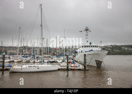 Kinsale, Cork, Irland. 17. April 2019. Super Yacht Capella C liegt in der Marina in Kinsale, Co Cork auf einem nebligen Morgen. Die 59 Meter Yacht wurde 1968 erbaut und kann 20 Gäste mit einer Crew von 17 tragen. Stockfoto