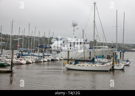 Kinsale, Cork, Irland. 17. April 2019. Super Yacht Capella C liegt in der Marina in Kinsale, Co Cork auf einem nebligen Morgen. Die 59 Meter Yacht wurde 1968 erbaut und kann 20 Gäste mit einer Crew von 17 tragen. Stockfoto