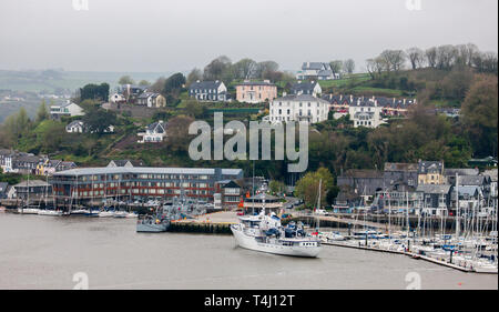 Kinsale, Cork, Irland. 17. April 2019. Super Yacht Capella C kommt an der Pier, wo das Kriegsschiff LÉ Orla bereits auf einem nebligen Morgen in Kinsale, Co Cork angedockt ist. Die 59 Meter Yacht wurde 1968 erbaut und kann 20 Gäste mit einer Crew von 17 tragen. Stockfoto