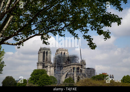 Paris, Frankreich. 17. Apr 2019. Blick auf die Kathedrale Notre-Dame in Paris und den Gerüstbau. Das Feuer am Montag (15.04.2019) hatte die Kathedrale - ein wichtiges Wahrzeichen der französischen Hauptstadt und ein touristischer Magnet für Millionen von Menschen jedes Jahr besucht zerstört. Zur gleichen Zeit, das Feuer löste eine Welle der Hilfsbereitschaft. Foto: Marcel Kusch/dpa Quelle: dpa Picture alliance/Alamy leben Nachrichten Stockfoto