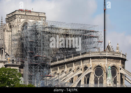 Paris, Frankreich. 17. Apr 2019. Feuerwehrmänner stehen auf dem Dach eines Turms der Pariser Kathedrale Notre-Dame. Das Feuer am Montag (15.04.2019) hatte die Kathedrale - ein wichtiges Wahrzeichen der französischen Hauptstadt und ein touristischer Magnet für Millionen von Menschen jedes Jahr besucht zerstört. Zur gleichen Zeit, das Feuer löste eine Welle der Hilfsbereitschaft. Foto: Marcel Kusch/dpa Quelle: dpa Picture alliance/Alamy leben Nachrichten Stockfoto