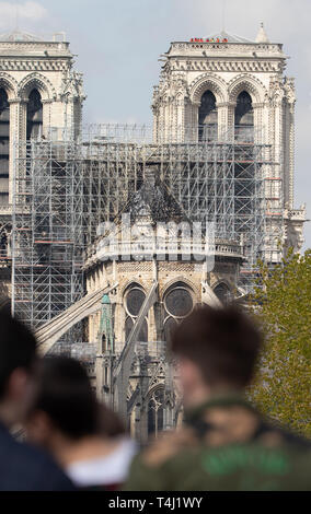Paris, Frankreich. 17. Apr 2019. Feuerwehrmänner stehen auf dem Dach eines Turms der Pariser Kathedrale Notre-Dame. Das Feuer am Montag (15.04.2019) hatte die Kathedrale - ein wichtiges Wahrzeichen der französischen Hauptstadt und ein touristischer Magnet für Millionen von Menschen jedes Jahr besucht zerstört. Zur gleichen Zeit, das Feuer löste eine Welle der Hilfsbereitschaft. Foto: Marcel Kusch/dpa Quelle: dpa Picture alliance/Alamy leben Nachrichten Stockfoto