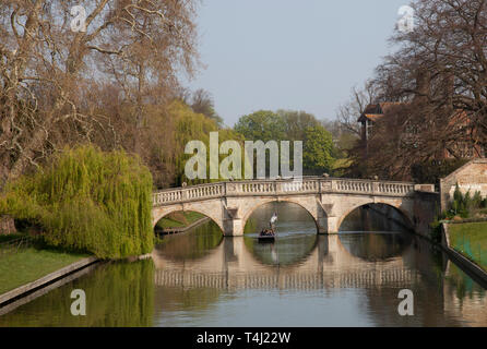 Cambridge, England, 17. April 2019, UK Wetter. Nach einem DUNSTIGEN starten, sunshines auf dem Fluss Cam mit Touristen genießen Sie eine geführte Tour in voller Sonne bei 9 Grad auf den Punt am Kings College Bridge und die erwarteten 18 Grad am Nachmittag. Stockfoto