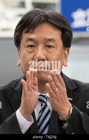 Tokio, Japan. 17 Apr, 2019. Yukio Edano Führer der verfassungsmäßigen Demokratischen Partei Japans (CDP) liefert eine Straße Rede außerhalb Bahnhof Kichijoji. Edano zeigten Unterstützung für die Partei anderen Kandidaten vor der Unified Kommunalwahlen, die am 21. April stattfinden wird. Credit: Rodrigo Reyes Marin/LBA/Alamy leben Nachrichten Stockfoto