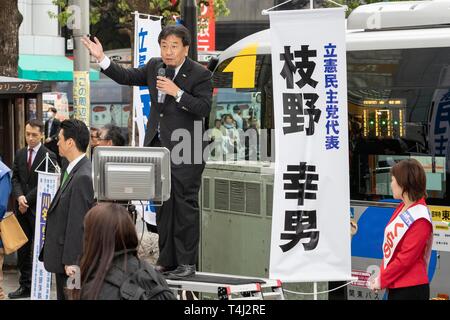 Tokio, Japan. 17 Apr, 2019. Yukio Edano Führer der verfassungsmäßigen Demokratischen Partei Japans (CDP) liefert eine Straße Rede außerhalb Bahnhof Kichijoji. Edano zeigten Unterstützung für die Partei anderen Kandidaten vor der Unified Kommunalwahlen, die am 21. April stattfinden wird. Credit: Rodrigo Reyes Marin/LBA/Alamy leben Nachrichten Stockfoto