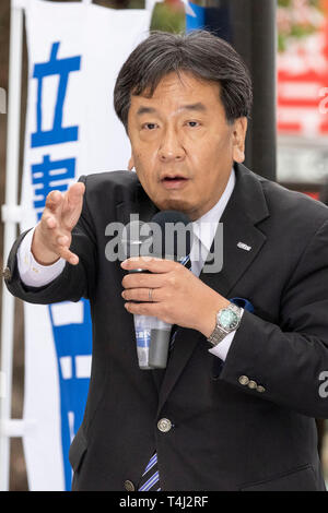 Tokio, Japan. 17 Apr, 2019. Yukio Edano Führer der verfassungsmäßigen Demokratischen Partei Japans (CDP) liefert eine Straße Rede außerhalb Bahnhof Kichijoji. Edano zeigten Unterstützung für die Partei anderen Kandidaten vor der Unified Kommunalwahlen, die am 21. April stattfinden wird. Credit: Rodrigo Reyes Marin/LBA/Alamy leben Nachrichten Stockfoto