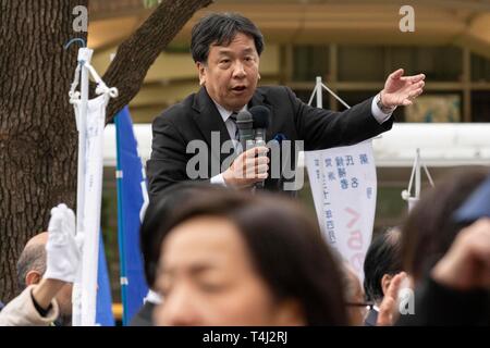 Tokio, Japan. 17 Apr, 2019. Yukio Edano Führer der verfassungsmäßigen Demokratischen Partei Japans (CDP) liefert eine Straße Rede außerhalb Bahnhof Kichijoji. Edano zeigten Unterstützung für die Partei anderen Kandidaten vor der Unified Kommunalwahlen, die am 21. April stattfinden wird. Credit: Rodrigo Reyes Marin/LBA/Alamy leben Nachrichten Stockfoto