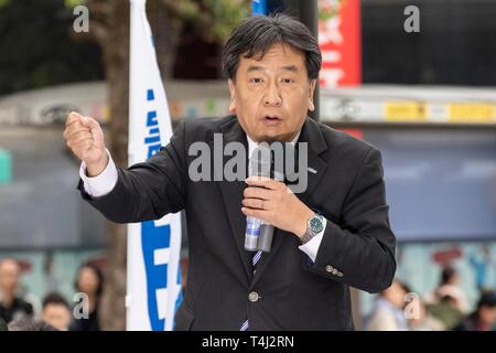 Tokio, Japan. 17 Apr, 2019. Yukio Edano Führer der verfassungsmäßigen Demokratischen Partei Japans (CDP) liefert eine Straße Rede außerhalb Bahnhof Kichijoji. Edano zeigten Unterstützung für die Partei anderen Kandidaten vor der Unified Kommunalwahlen, die am 21. April stattfinden wird. Credit: Rodrigo Reyes Marin/LBA/Alamy leben Nachrichten Stockfoto