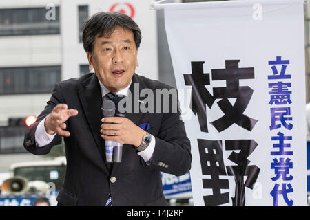 Tokio, Japan. 17 Apr, 2019. Yukio Edano Führer der verfassungsmäßigen Demokratischen Partei Japans (CDP) liefert eine Straße Rede außerhalb Bahnhof Kichijoji. Edano zeigten Unterstützung für die Partei anderen Kandidaten vor der Unified Kommunalwahlen, die am 21. April stattfinden wird. Credit: Rodrigo Reyes Marin/LBA/Alamy leben Nachrichten Stockfoto