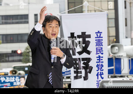 Tokio, Japan. 17 Apr, 2019. Yukio Edano Führer der verfassungsmäßigen Demokratischen Partei Japans (CDP) liefert eine Straße Rede außerhalb Bahnhof Kichijoji. Edano zeigten Unterstützung für die Partei anderen Kandidaten vor der Unified Kommunalwahlen, die am 21. April stattfinden wird. Credit: Rodrigo Reyes Marin/LBA/Alamy leben Nachrichten Stockfoto