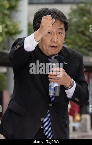 Tokio, Japan. 17 Apr, 2019. Yukio Edano Führer der verfassungsmäßigen Demokratischen Partei Japans (CDP) liefert eine Straße Rede außerhalb Bahnhof Kichijoji. Edano zeigten Unterstützung für die Partei anderen Kandidaten vor der Unified Kommunalwahlen, die am 21. April stattfinden wird. Credit: Rodrigo Reyes Marin/LBA/Alamy leben Nachrichten Stockfoto