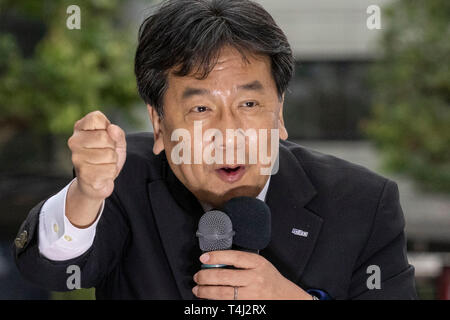 Tokio, Japan. 17 Apr, 2019. Yukio Edano Führer der verfassungsmäßigen Demokratischen Partei Japans (CDP) liefert eine Straße Rede außerhalb Bahnhof Kichijoji. Edano zeigten Unterstützung für die Partei anderen Kandidaten vor der Unified Kommunalwahlen, die am 21. April stattfinden wird. Credit: Rodrigo Reyes Marin/LBA/Alamy leben Nachrichten Stockfoto