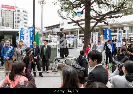 Tokio, Japan. 17 Apr, 2019. Yukio Edano Führer der verfassungsmäßigen Demokratischen Partei Japans (CDP) liefert eine Straße Rede außerhalb Bahnhof Kichijoji. Edano zeigten Unterstützung für die Partei anderen Kandidaten vor der Unified Kommunalwahlen, die am 21. April stattfinden wird. Credit: Rodrigo Reyes Marin/LBA/Alamy leben Nachrichten Stockfoto