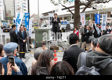 Tokio, Japan. 17 Apr, 2019. Yukio Edano Führer der verfassungsmäßigen Demokratischen Partei Japans (CDP) liefert eine Straße Rede außerhalb Bahnhof Kichijoji. Edano zeigten Unterstützung für die Partei anderen Kandidaten vor der Unified Kommunalwahlen, die am 21. April stattfinden wird. Credit: Rodrigo Reyes Marin/LBA/Alamy leben Nachrichten Stockfoto