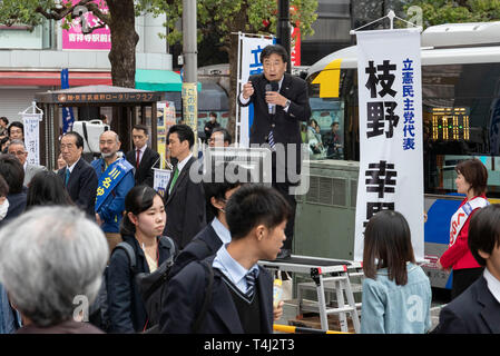 Tokio, Japan. 17 Apr, 2019. Yukio Edano Führer der verfassungsmäßigen Demokratischen Partei Japans (CDP) liefert eine Straße Rede außerhalb Bahnhof Kichijoji. Edano zeigten Unterstützung für die Partei anderen Kandidaten vor der Unified Kommunalwahlen, die am 21. April stattfinden wird. Credit: Rodrigo Reyes Marin/LBA/Alamy leben Nachrichten Stockfoto