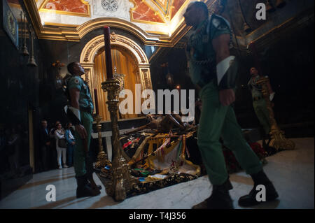 Malaga, Malaga, Spanien. 17 Apr, 2019. Spanischen Legionäre werden gesehen, an der Zeremonie in der Umgebung eine Statue Jesu Christi der Mena (Cristo de Mena) in eine Kirche, da sie Teil während der Heiligen Woche. Die spanischen Legionäre über dem Land nehmen Sie teil an einem religiösen Ritual mit einer Statue des Christus von Mena seinen Tod zu ehren. Credit: Jesus Merida/SOPA Images/ZUMA Draht/Alamy leben Nachrichten Stockfoto